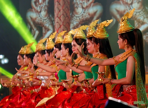 Phụ nữ Khmer rực rỡ trong trang phục truyền thống